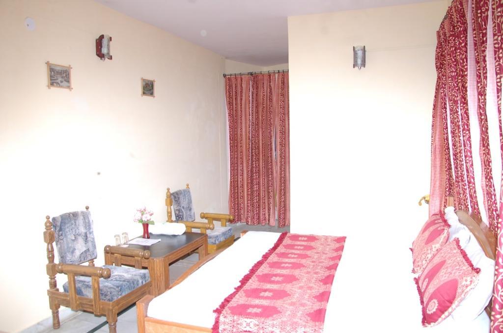 Hotel Arsh International Nainital Szoba fotó