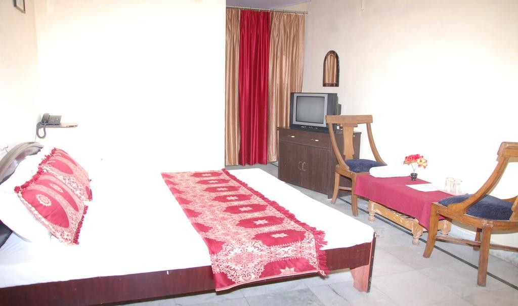 Hotel Arsh International Nainital Szoba fotó