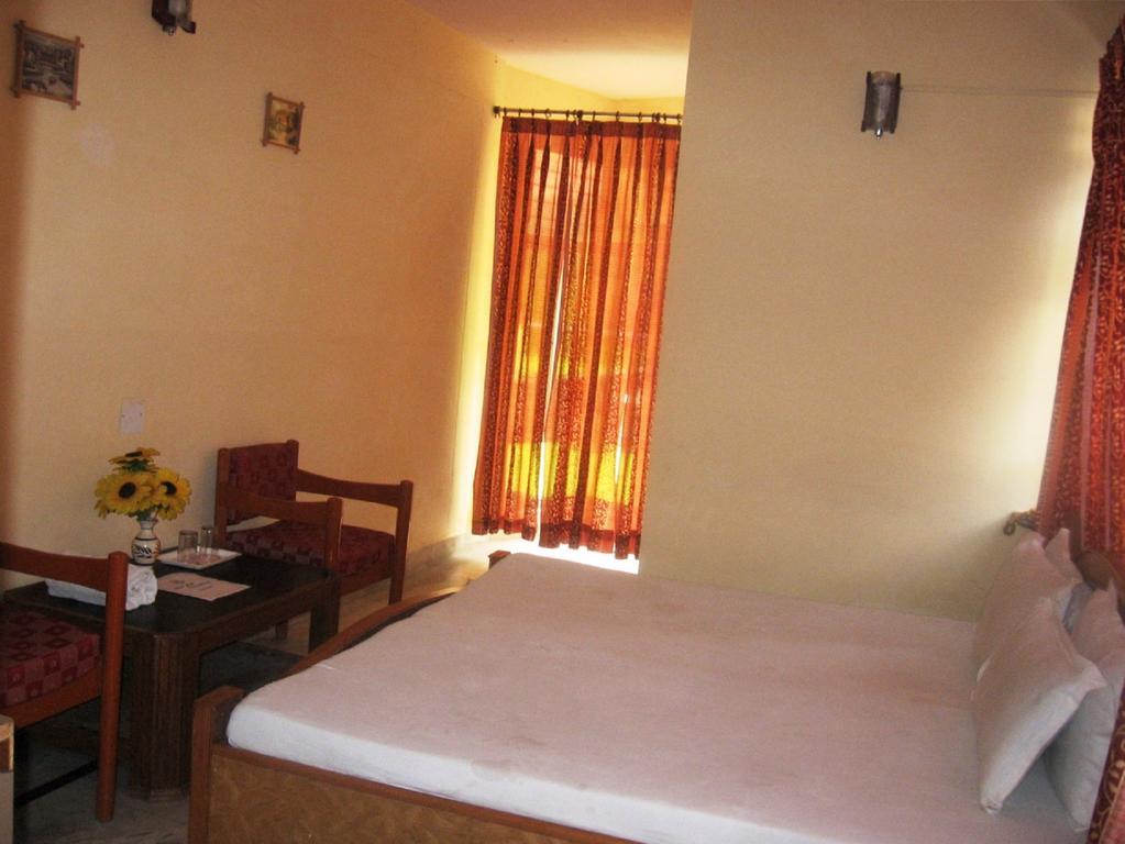 Hotel Arsh International Nainital Szoba fotó